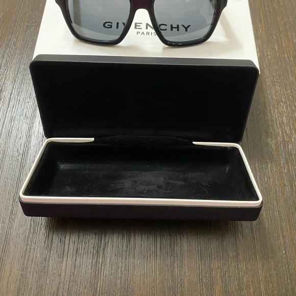 GIVENCHY Sun Glasses. - Picture 7 of 9